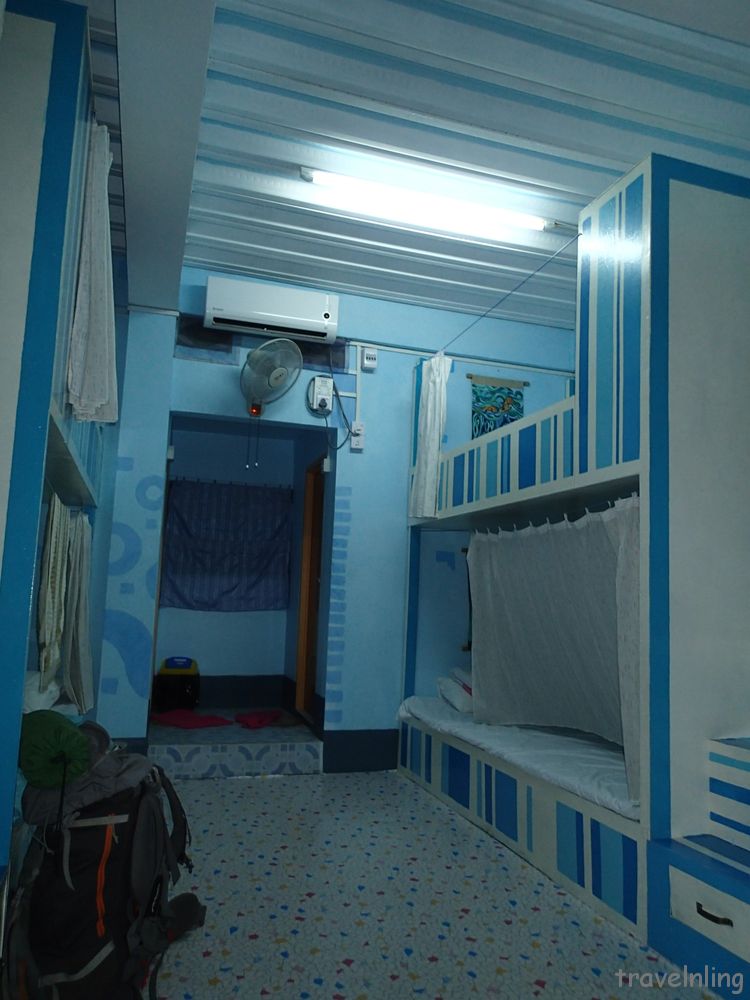dreamland guest house Mandalay 8-bedded dorm shower room
