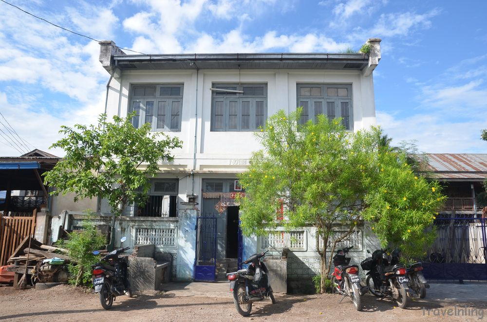 Hsipaw trekking Chinese building