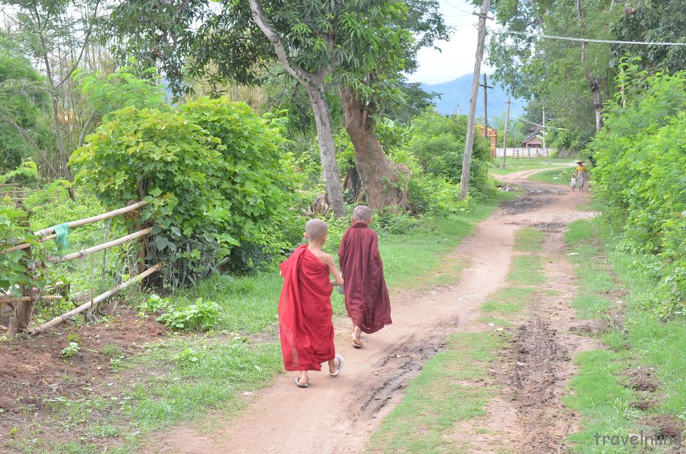 Hsipaw trekking child monks