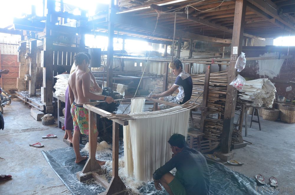 Hsipaw trekking noodle factory