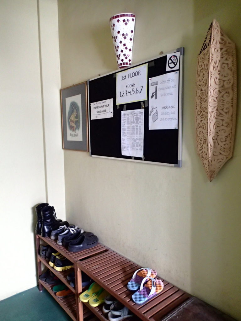 Beds Guesthouse Kuching shoes rack