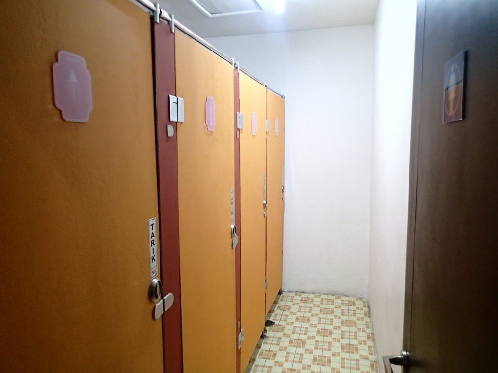 CX Hostel Kuta shower