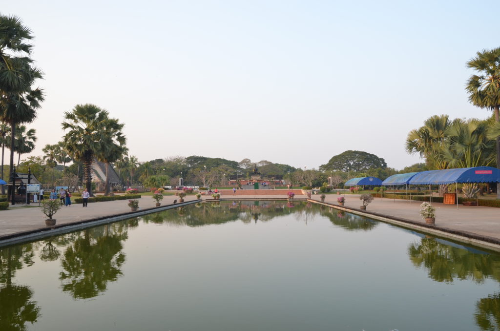King Ramkhamhaeng Mounment Sukhothai pond