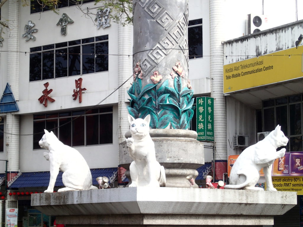Kuching cats statue 1