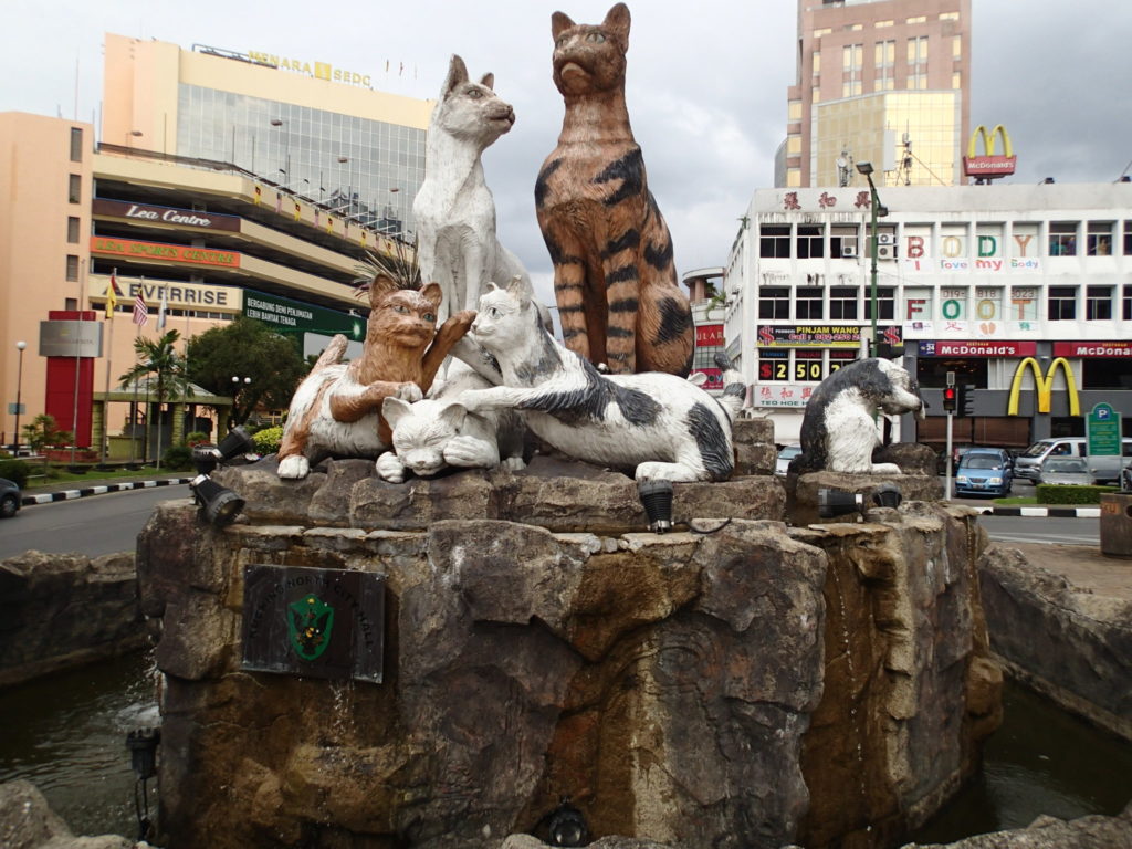 Kuching cats statue
