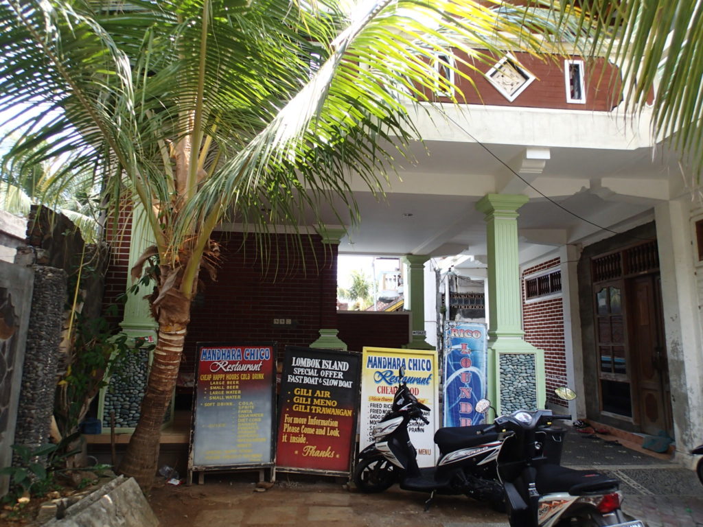 Mandhara Chico Bungalow Lovina Bali parking