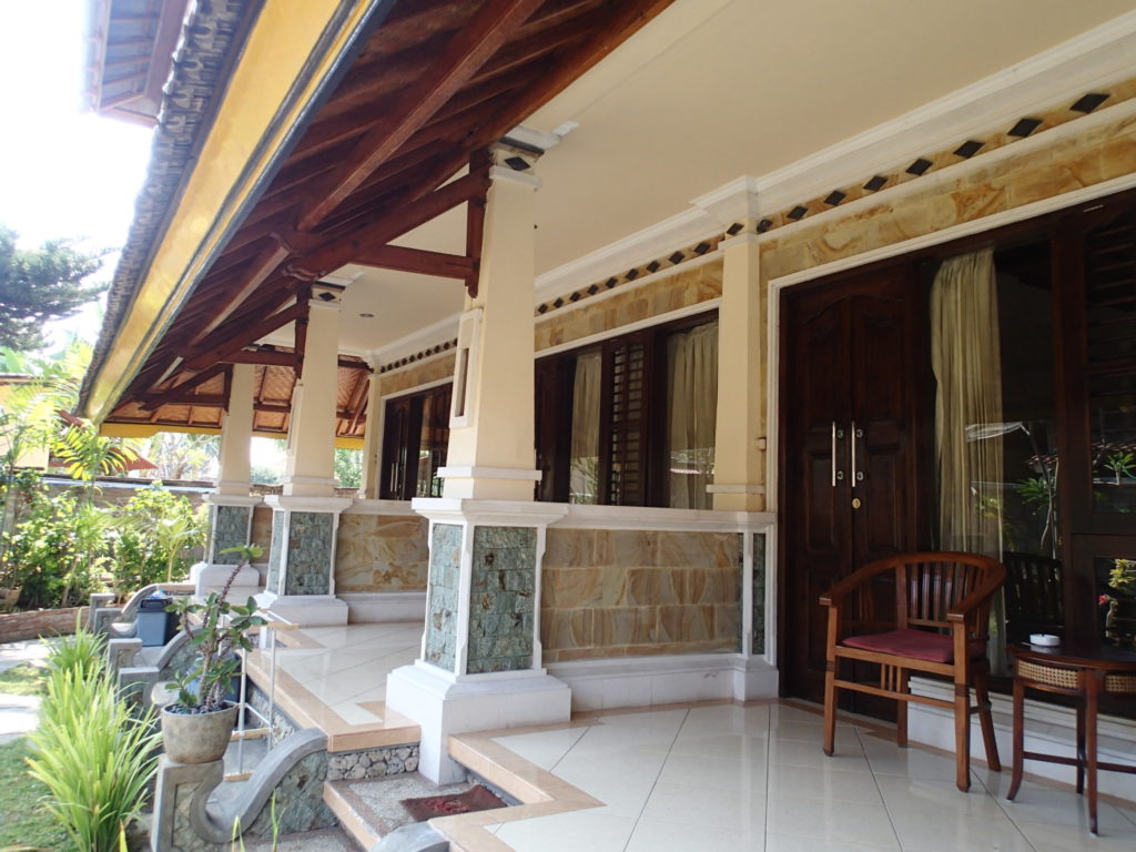 Mandhara Chico Bungalow Lovina Bali room entrance