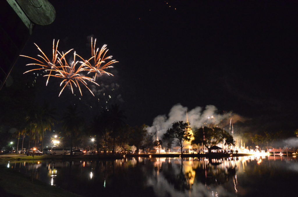 素可泰歷史公園 夜晚 聲光秀及煙火 Sukhothat Night Show with Firework