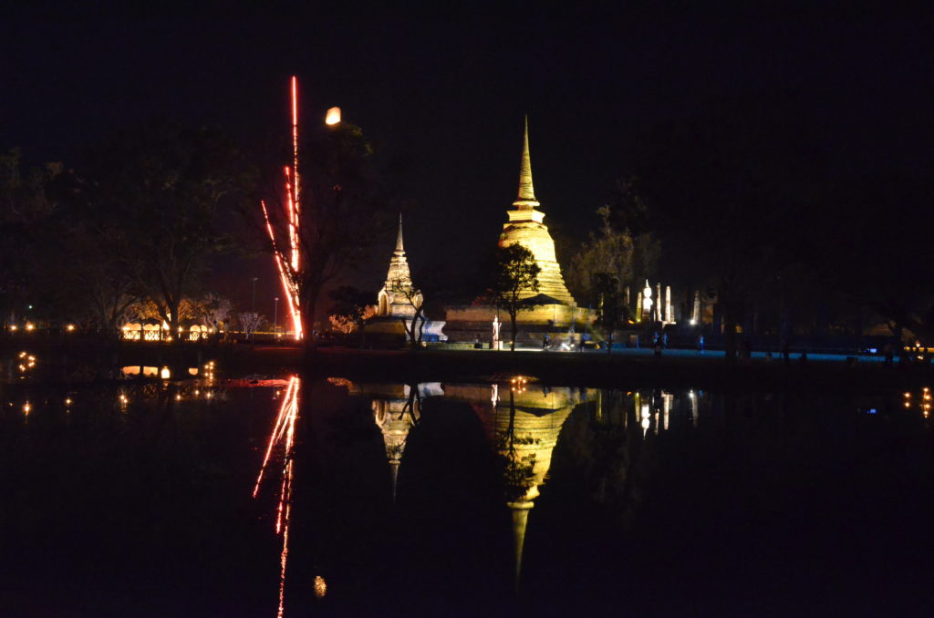 素可泰歷史公園 夜晚 聲光秀及煙火 Sukhothat Night Show Firework