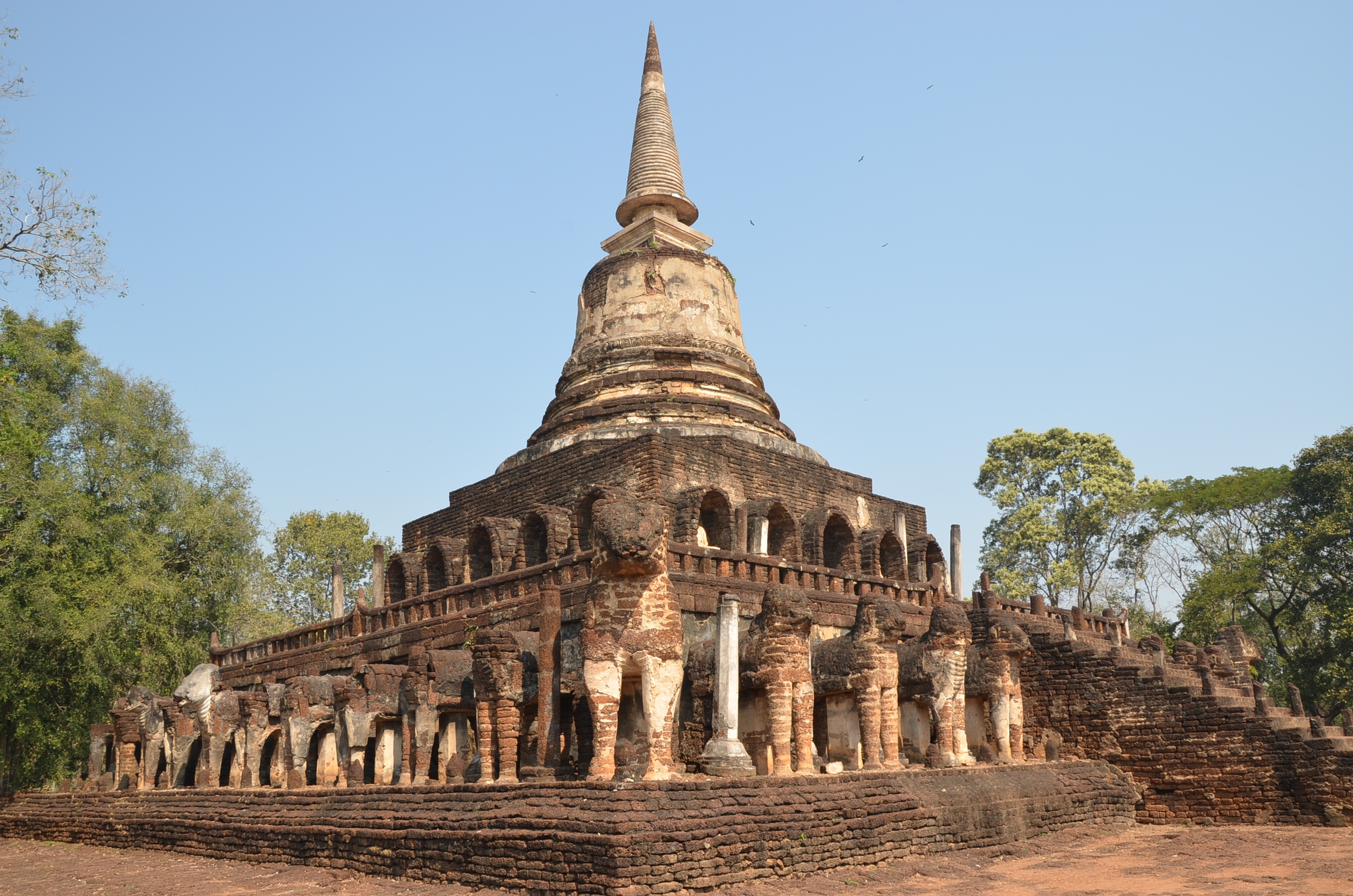 Wat Chang Lom Si Satchanalai Sukhothai