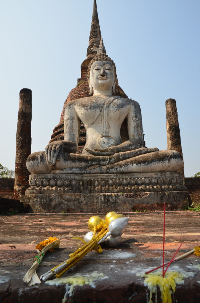 Wat Sa Si Sukhothai statue